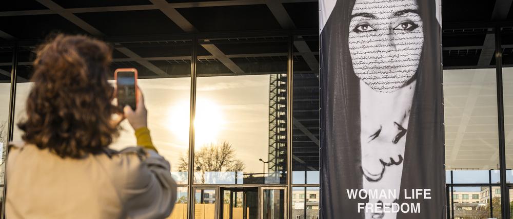 Die Künstlerin will mit der Aktion auf die Proteste im Iran aufmerksam machen. 