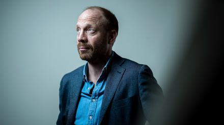 Johann von Bülow spielt in der zweiten Staffel der Comedy „Parlament“ wieder den Kabinettschef des Präsidenten, zu sehen in der ARD Mediathek und ab 31. Oktober bei One.