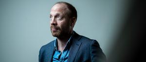 Johann von Bülow spielt in der zweiten Staffel der Comedy „Parlament“ wieder den Kabinettschef des Präsidenten, zu sehen in der ARD Mediathek und ab 31. Oktober bei One.