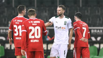 Wiedersehen als Gegner. Anderthalb Jahre lang verteidigten Robin Knoche (links) und Marvin Friedrich (im weißen Trikot) Seite an Seite für Union.