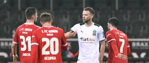 Wiedersehen als Gegner. Anderthalb Jahre lang verteidigten Robin Knoche (links) und Marvin Friedrich (im weißen Trikot) Seite an Seite für Union.