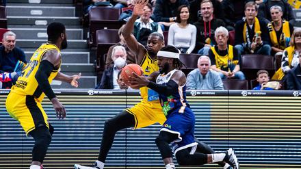 Robert Montgomery Jr (blaues Trikot) steht mit Rostock überraschend ganz weit oben in der Tabelle.