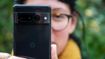 Wer weniger Medien nutzt, interessiert sich nicht so stark für Politik und hat weniger Vertrauen in Regierungen.