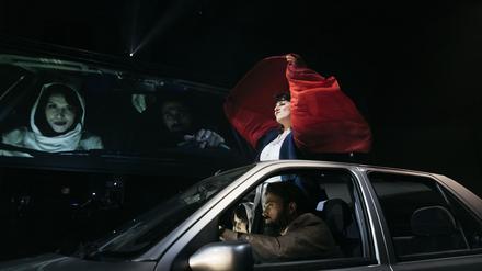 Szene mit Golnar Shahyar (Nagar), Katarina Bradic (Shirin) und Julian Arsenault (Aziz)