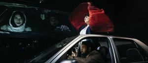 Szene mit Golnar Shahyar (Nagar), Katarina Bradic (Shirin) und Julian Arsenault (Aziz)