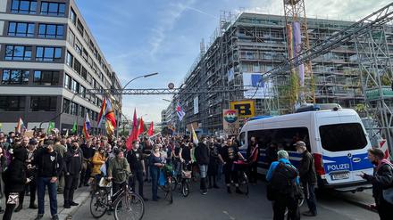 Unweit des Bahnhofs Südkreuz baut die Schwulenberatung ein Mehrgenerationenhaus für homo-, bi-, trans-, und intersexuelle Menschen. Teil davon ist eine Kita mit 93 Plätzen. Dagegen protestiert die AfD und will die Eröffnung im Frühjahr verhindern. Mehr als 300 Menschen stellten sich der rechten Partei am Samstag entgegen und demonstrierten für Vielfalt und gegen Hetze. 