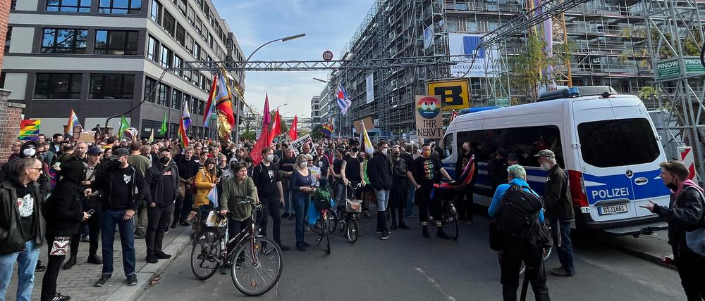 Unweit des Bahnhofs Südkreuz baut die Schwulenberatung ein Mehrgenerationenhaus für homo-, bi-, trans-, und intersexuelle Menschen. Teil davon ist eine Kita mit 93 Plätzen. Dagegen protestiert die AfD und will die Eröffnung im Frühjahr verhindern. Mehr als 300 Menschen stellten sich der rechten Partei am Samstag entgegen und demonstrierten für Vielfalt und gegen Hetze. 