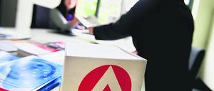 Eine Mitarbeiterin der Bundesagentur für Arbeit in Düsseldorf berät eine Kundin.
