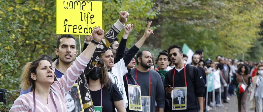 In Berlin gibt es vielfältige Proteste gegen das Mullah-Regime im Iran.