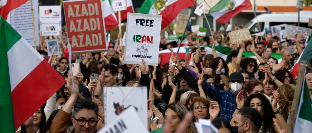 Mehrere Tausend Menschen bekunden bei einer Demonstration in Köln ihre Solidarität mit den Protestierenden im Iran.