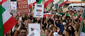Mehrere Tausend Menschen bekunden bei einer Demonstration in Köln ihre Solidarität mit den Protestierenden im Iran. 