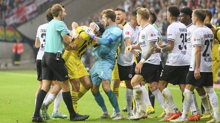 Die Verantwortlichen von Eintracht Frankfurt polterten gegen das Schiedsrichter-Team und den Videobeweis. 
