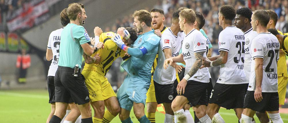 Die Verantwortlichen von Eintracht Frankfurt polterten gegen das Schiedsrichter-Team und den Videobeweis.