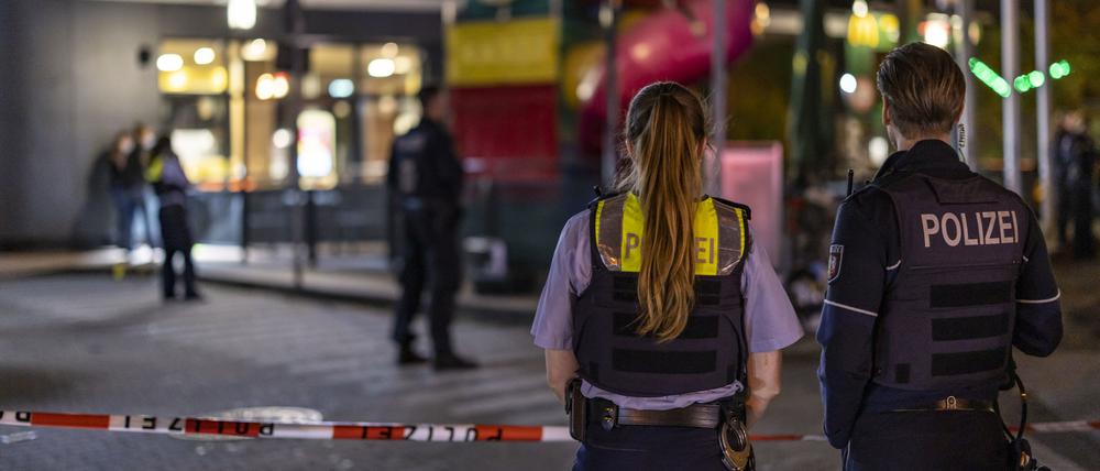 Die Polizei sperrte den Tatort im Außenbereich eines Fast-Food-Restaurants ab.