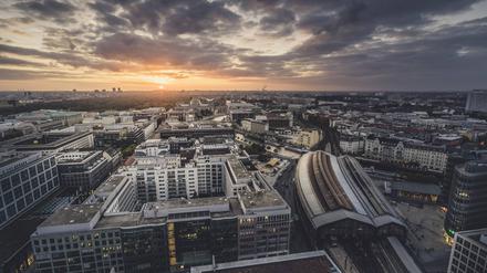 Friedrichstraße mit Bahnhof zum Sonnenuntergang, Berlin.