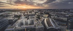 Friedrichstraße mit Bahnhof zum Sonnenuntergang, Berlin.