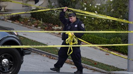Eine Polizistin blockiert mit gelbem Absperrband die Straße unterhalb des Hauses von Paul Pelosi, dem Ehemann der Demokratin Nancy Pelosi, in San Francisco. 