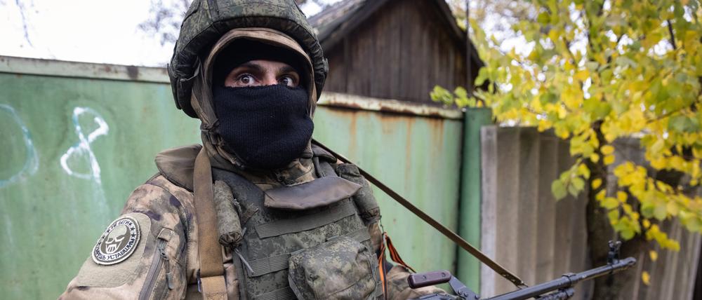 Ein russischer Soldat nahe der Frontlinie in Luhansk.
