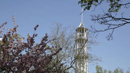 Turm der evangelischen Kaiser-Friedrich-Gedächtniskirche in der Händelallee 20 im Berliner Ortsteil Hansaviertel.