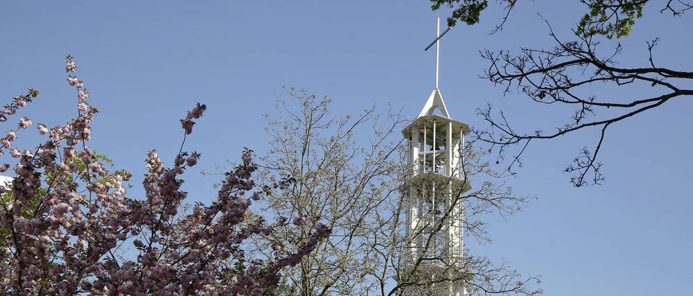 Turm der evangelischen Kaiser-Friedrich-Gedächtniskirche in der Händelallee 20 im Berliner Ortsteil Hansaviertel.