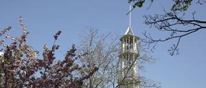 Turm der evangelischen Kaiser-Friedrich-Gedächtniskirche in der Händelallee 20 im Berliner Ortsteil Hansaviertel.