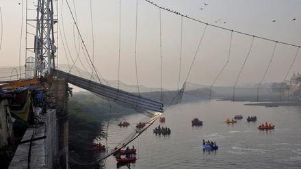 Die Brücke befindet sich in Morbi im westindischen Bundesstaat Gujarat.