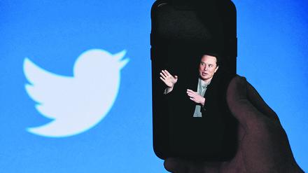 Musk hat mit dem Umbau des Kurznachrichtendienstes nach seinen Wünschen begonnen (Symbolbild).
