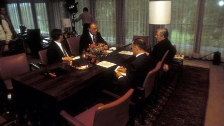 Bundeskanzler Helmut Schmidt anlässlich der Amtsübergabe an seinen designierten Nachfolger Helmut Kohl im Bundeskanzleramt in Bonn.
