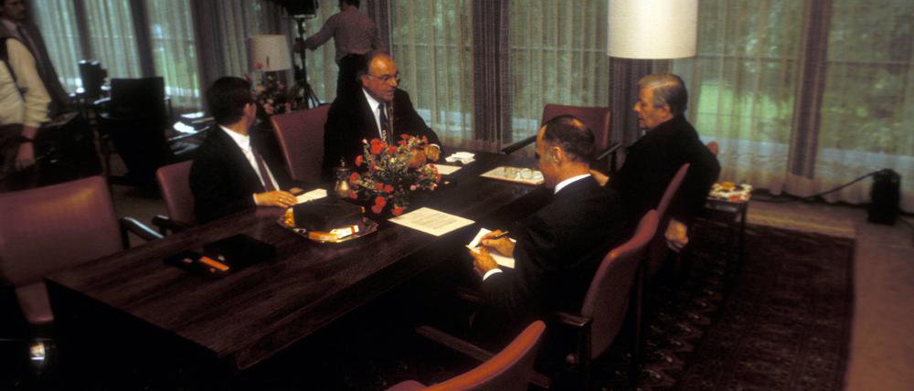 Bundeskanzler Helmut Schmidt anlässlich der Amtsübergabe an seinen designierten Nachfolger Helmut Kohl im Bundeskanzleramt in Bonn.