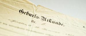 Vielleicht können alte Geburtsurkunden recycelt werden?