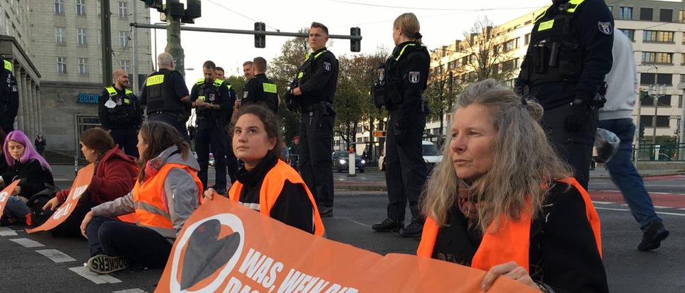 Demonstrierende blockieren eine Fahrbahn in Berlin. (Archivfoto)