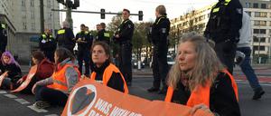 Demonstrierende blockieren eine Fahrbahn in Berlin. (Archivfoto)