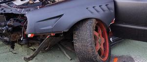 Unfallwagen nach einem illegalen Autorennen bei Unterensingen in Baden-Württemberg.  Drei Menschen wurden schwer verletzt.