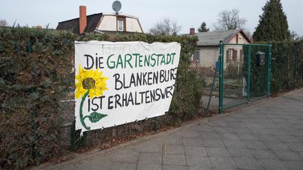 06.03.2018, Berlin: Blick auf ein Transparent mit dem Wortlaut „Natur kann sich nicht wehren - Wir schon!“ im Gebiet „Blankenburger Süden“ in Pankow. Bei Berlins größtem Neubauprojekt sollen statt der seit zwei Jahren kommunizierten 6000 Wohnungen nun etwa 10.000 Wohnungen errichtet werden. 