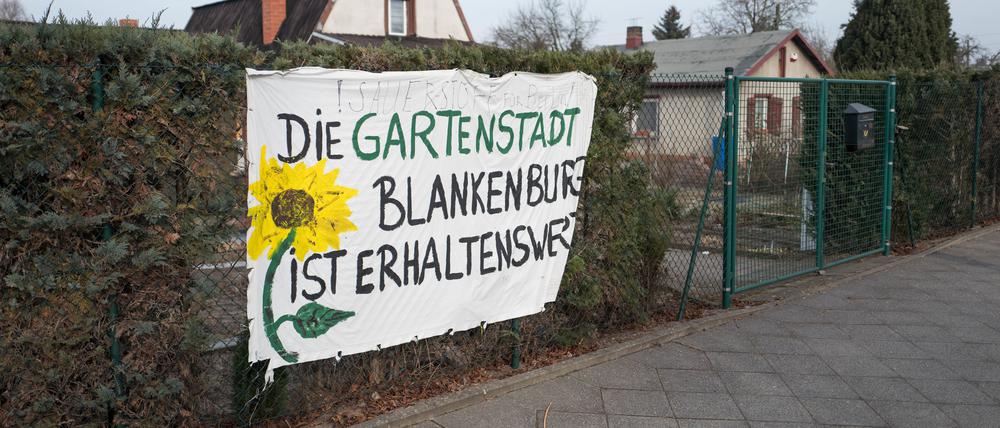 06.03.2018, Berlin: Blick auf ein Transparent mit dem Wortlaut „Natur kann sich nicht wehren - Wir schon!“ im Gebiet „Blankenburger Süden“ in Pankow. Bei Berlins größtem Neubauprojekt sollen statt der seit zwei Jahren kommunizierten 6000 Wohnungen nun etwa 10.000 Wohnungen errichtet werden.