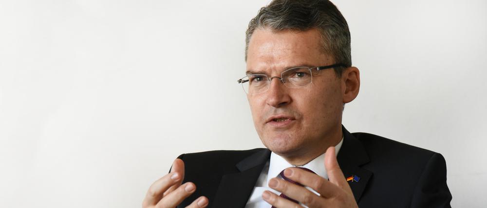 Roderich Kiesewetter kritisiert Scholz und Merkel. 