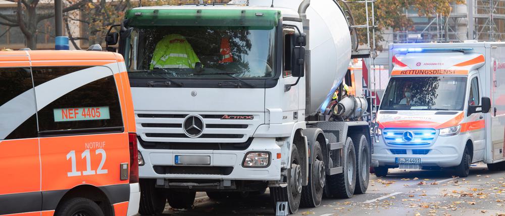 Ein Betonmisch-Fahrzeug steht an der Bundesallee in Berlin-Wilmersdorf, wo eine Radfahrerin bei dem Verkehrsunfall mit dem Lastwagen lebensgefährlich verletzt wurde.