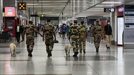 Soldaten patrouillieren im Internationalen Flughafen „Indira Gandhi“ in Neu-Delhi.