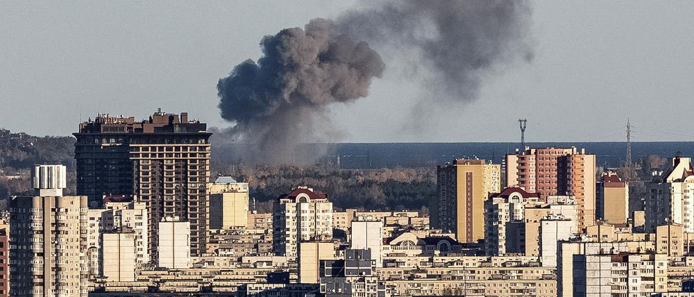 Nach einem russischen Raketenangriff auf Kiew steigt Rauch auf (Symbolbild).