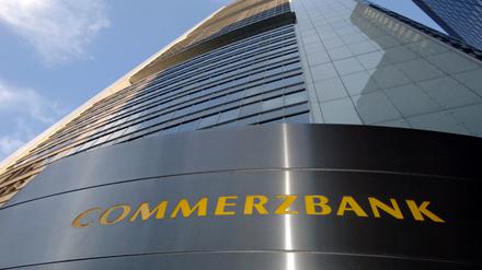 Die Zentrale der Commerzbank in Frankfurt (Archivfoto vom 19.05.2005). Noch immer warten Kunden auf ihre Steuerbescheide. Foto: Boris Roessler dpa/lhe