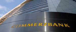 Die Zentrale der Commerzbank in Frankfurt (Archivfoto vom 19.05.2005). Noch immer warten Kunden auf ihre Steuerbescheide. Foto: Boris Roessler dpa/lhe