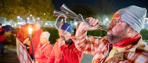 Die IG Metall will angesichts der Inflation deutlich höhere Einkommen durchsetzen. Dafür wurde in der Nacht zu Montag am Werk von Mercedes-Benz in Berlin-Marienfelde gestreikt.