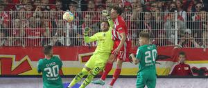 Schmerz und Freude liegen manchmal ganz nah beieinander - wie hier beim Kopfballtor von Kevin Behrens.