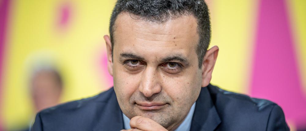 Bijan Djir-Sarai, heutiger Generalsekretär der FDP, verfolgt die Debatte beim FDP-Bundesparteitag. (Archivbild 2022)