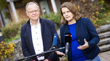 Stephan Weil (SPD, l), Ministerpräsident von Niedersachsen, und Julia Willie Hamburg (Bündnis 90/Die Grünen, r) geben ein Pressestatement zu den Koalitionsverhandlungen ab. 