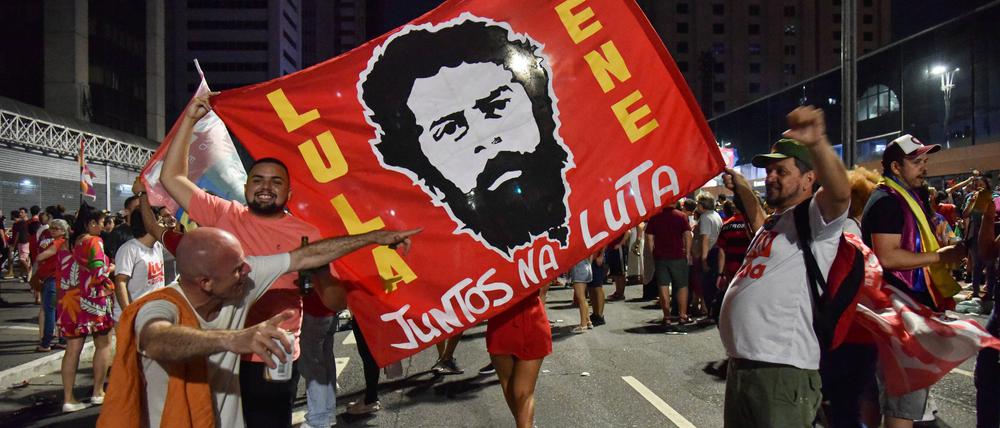 SO PAULO, SP - 30.10.2022: SEGUNDO TURNO ELEIES 2022 SP - Population celebrates on Av. Paulista, in So Paulo, the victory of the President-elect of Brazil, Luiz Incio Lula da Silva, PT this Sunday, 30 after the counting of the votes. x2286366x PUBLICATIONxNOTxINxBRA RobertoxCasimiro