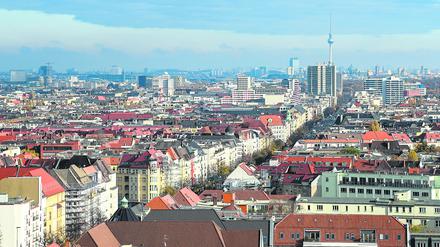 ARCHIV - 03.11.2021, Berlin: Blick über Wohnhäuser an der Bismarckstraße in Richtung Alexanderplatz mit dem Fernsehturm.

Das Bundesverwaltungsgericht hat die in Berlin übliche Vorkaufsrechtspraxis von Grundstücken aus Gründen des Milieuschutzes in Teilen gekippt. Foto: Jens Kalaene/dpa-Zentralbild/dpa +++ dpa-Bildfunk +++