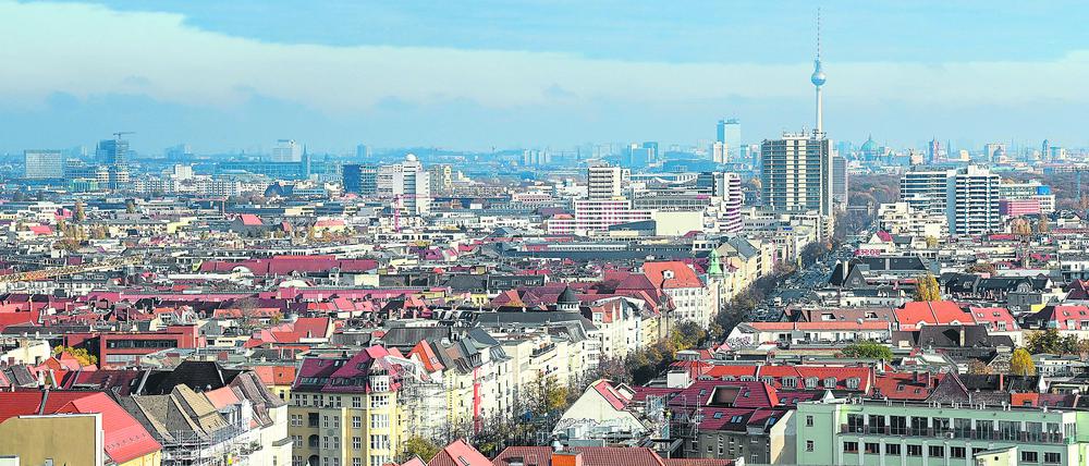 ARCHIV - 03.11.2021, Berlin: Blick über Wohnhäuser an der Bismarckstraße in Richtung Alexanderplatz mit dem Fernsehturm.
Das Bundesverwaltungsgericht hat die in Berlin übliche Vorkaufsrechtspraxis von Grundstücken aus Gründen des Milieuschutzes in Teilen gekippt. Foto: Jens Kalaene/dpa-Zentralbild/dpa +++ dpa-Bildfunk +++