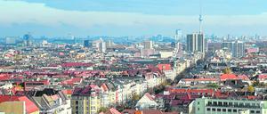 ARCHIV - 03.11.2021, Berlin: Blick über Wohnhäuser an der Bismarckstraße in Richtung Alexanderplatz mit dem Fernsehturm.

Das Bundesverwaltungsgericht hat die in Berlin übliche Vorkaufsrechtspraxis von Grundstücken aus Gründen des Milieuschutzes in Teilen gekippt. Foto: Jens Kalaene/dpa-Zentralbild/dpa +++ dpa-Bildfunk +++