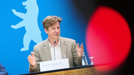 Daniel Wesener (Bündnis 90/Die Grünen), Berliner Senator für Finanzen, spricht auf einer Pressekonferenz nach der Sitzung des Berliner Senats im Roten Rathaus. 